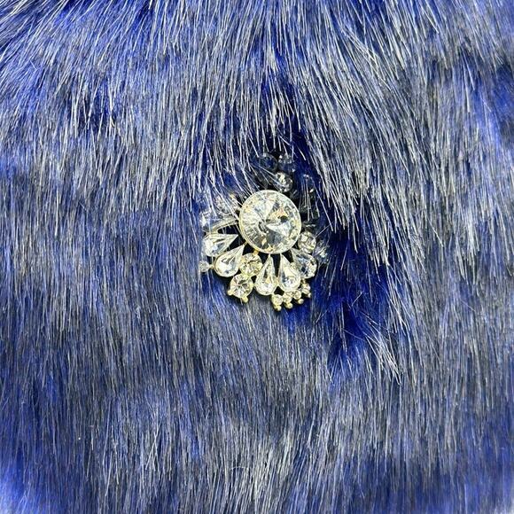 Blue faux fur neck scarp‎ wrap with broach snap closure - Picture 2 of 5